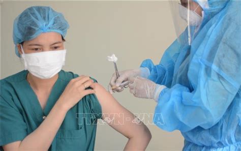 Hồ sơ và thủ tục phức tạp hơn. Đà Nẵng: Tiêm vaccine ngừa COVID-19 cho hơn 100 nhân viên ...