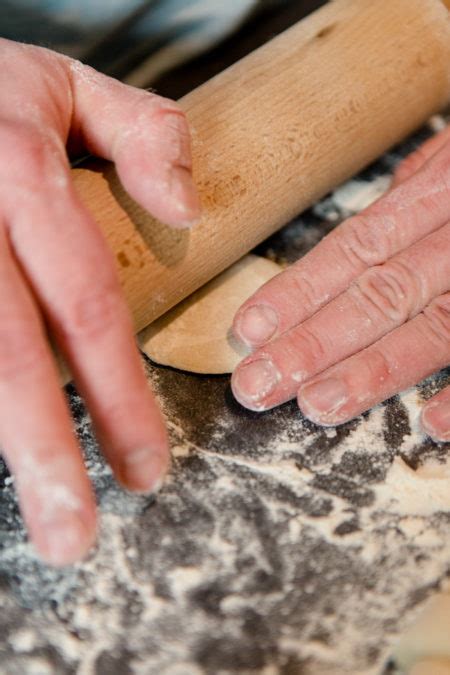 Der teig hat jetzt rund 160 g und wird in 16 stücke zu 10 g geteilt. Dumpling Teig selber machen - schnell und einfach mit nur ...