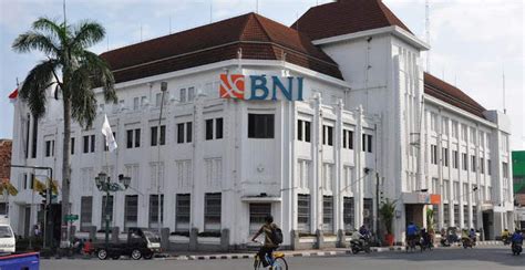 Meski begitu bank syariah indonesia ini sudah melakukan perubahan ringkasan rancangan penggabungan usaha (merger) yang memuat tambahan penjelasan ihwal struktur, nama. Gaji Komisaris dan Direksi Bank BNI - sekuritas.co.id