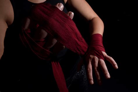 How to wrap your hands for boxing. How to Wrap Your Hands - Boxing on The Heavy Punching Bag ...
