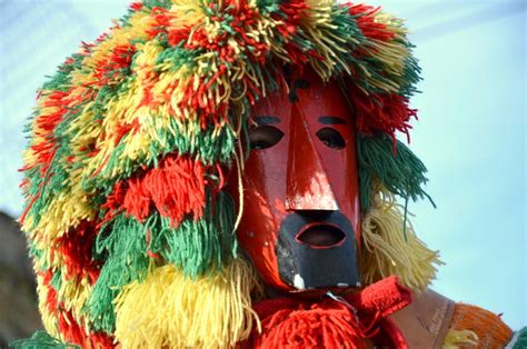 Your goal is to scare and capture more villagers than any of your opponents. OLHAR d' OURO: Caretos de Podence - Entrudo chocalheiro