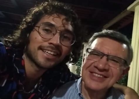 Todos se preocupan de longueira. Alcalde Joaquín Lavín vive incómodo momento con joven que ...