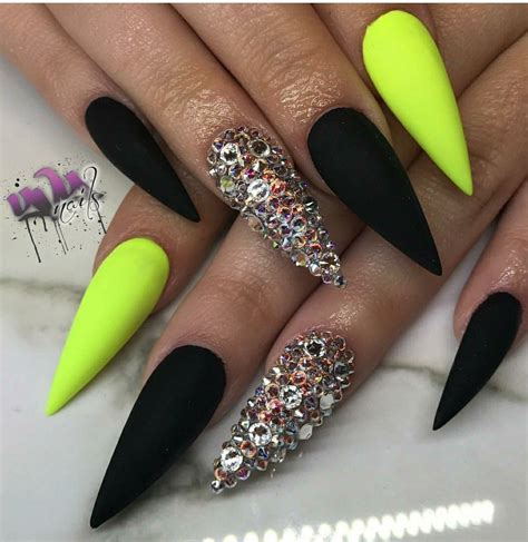 Algunas de las uñas son de color negro mate, otras son brillantes y otras son negras y brillantes. Uñas Acrilicas Negras Con Verde Neon : Https Xn ...