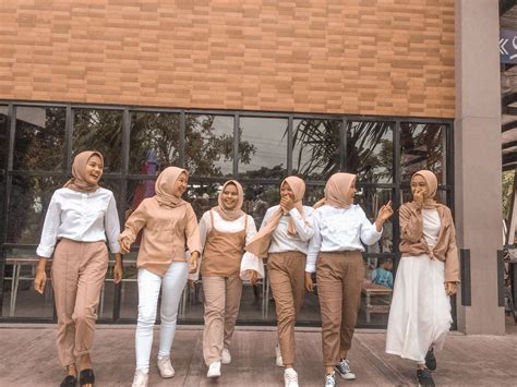 Celana dengan warna dan bahan yang berkualitas, cocok untuk kegiatan outdoor, indoor dan juga pada acara formal serta padu padan hijab style. Style Hijab Mocca | Pemotretan, Fotografi teman ...