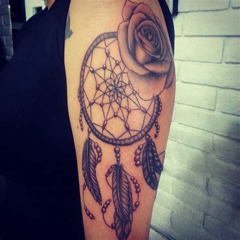 By adding a touch of floral to the dreamcatcher, the very beautiful tattoo carries a rose or pairs of blooming roses and can be finished with a butterfly or a brooch, depends if you want it. Dream catcher and rose tattoo (With images) | Rose tattoo ...