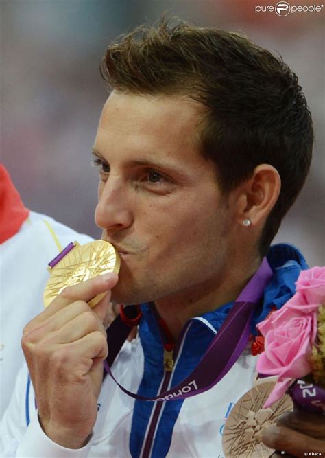 Tout juste sacré champion olympique, vendredi soir, à londres, le perchiste tricolore a indiqué qu'il avait. Renaud Lavillenie a reçu le 11 août 2012 aux JO de Londres ...