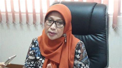 Cuma di di dalam waktu dua jam, unggahan dewi persik telah disukai 172.525 orang dan juga serta. Anggota Bawaslu Ratna Dewi Pettalolo Positif Corona, Kategori OTG - Tribun Jateng