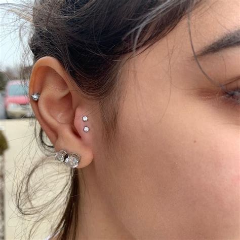 See full list on wikihow.com Tragus Masculino Piercings in 2020 | Ear piercings tragus ...