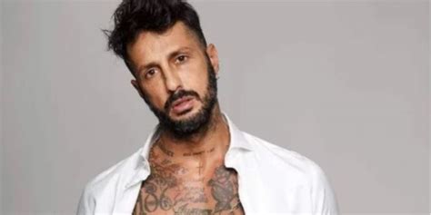 Fabrizio corona dopo la scarcerazione sfida i giudici pubblicando il video del primo incontro con suo figlio carlos su instagram. Fabrizio Corona , lo sguardo seducente :" più mi colpiscono e .." - FOTO