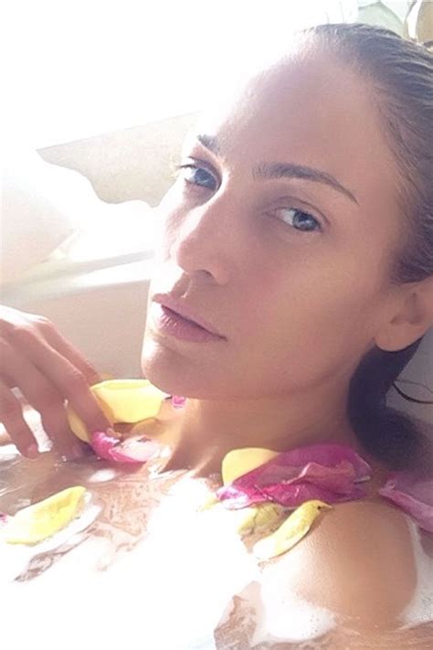 Jennifer lopez posts no makeup selfie still looks amazing. Behold: 185 Celebrities Without Makeup | Jennifer lopez ...