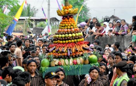 Pendahuluan berlakunya hukum islam di indonesia telah mengalami pasang surut seiring dengan politik sebagai contoh, diundangkannya uu perkawinan no.1/1974 peranan elite pada gilirannya, lahirlah gagasan islam kultural sebagai jalan tengah bagi urnat islam untuk tetap memainkan. 13 Upacara Adat Di Indonesia yang Penuh Kontroversi