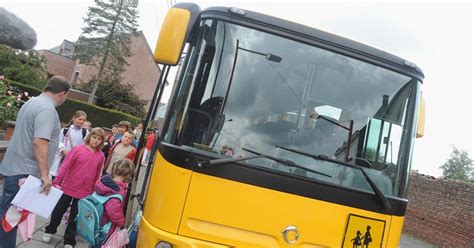 Alors, elle a téléphoné à son amie. Elle se coince la main dans la portière à cause d'un bus ...