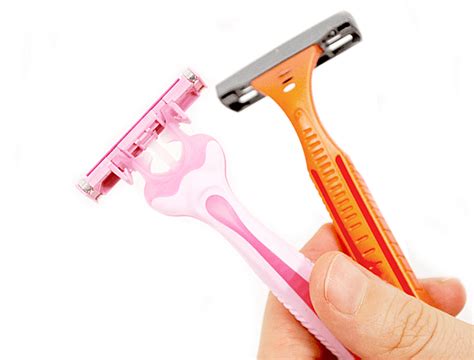 Razors are designed to shave fairly short hair and will quickly clog and become dull if applied to long hair. 7 Reasons To Grow Your Muff Out