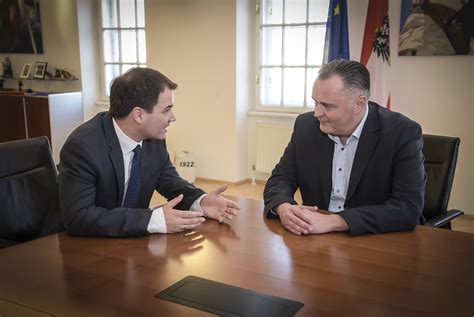 Hans peter doskozil trat am montag vor die medien apa/roland im rücktritt seines parteifreunds und wirtschaftslandesrats, illedits, sah doskozil am montag schlicht. Schickhofer und Doskozil stellen klar: Standort Zeltweg ...