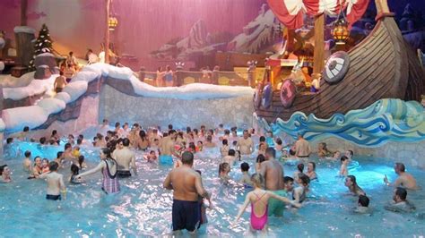 Plopsaqua la panne est aménagé dans un véritable style viking, avec des bateaux, des tonneaux et des plopsaqua la panne est l'endroit rêvé pour vivre une journée sous le signe du plaisir aquatique. Waterpark Plopsaqua De Panne - ontdekdepanne.be