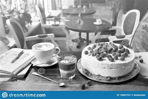 Check spelling or type a new query. Kuchen Mit Himbeeren, Kaffee Latte, Erdbeernachtisch Und ...