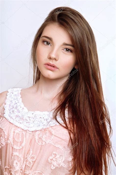 Like, and comment as usual. Ein schönes 13-jähriges Mädchen in rosa Kleid im Studio auf weißem Hintergrund - Stockfotografie ...