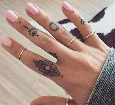 Phần vai, xương quai xanh với kích cỡ tương đối lớn nên phù hợp với nhiều dạng tattoo khác nhau, trong đó có hình xăm mini. 1500 Hình xăm Mini Nhỏ, Đẹp, Dễ thương,Ý Nghĩa cho Nam, Nữ