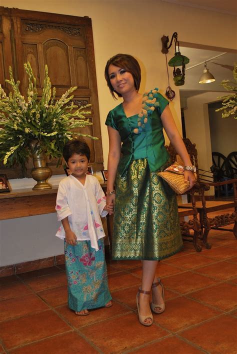 Sedangkan baju tenun lombok umumnya terbuat dari kain songket yang kaya warna dengan corak khas nusa tenggara. Baju Kebaya Modern Untuk Anak Yang Cantik - Kumpulan Model ...