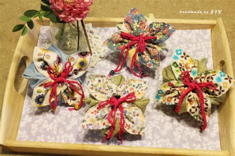 Our experts have spent hundreds of hours researching everything from great housewarming gifts to the best gifts for travelers to find. Fabric Gift Pouch Tutorial. ~ DIY Tutorial Ideas!