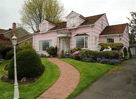 desain warna pink pada exterior rumah