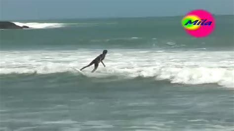 Surfing di Pantai Menganti
