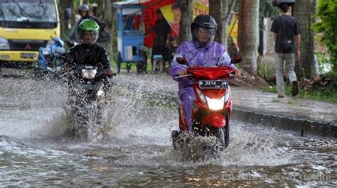 motor bersepeda dalam hujan